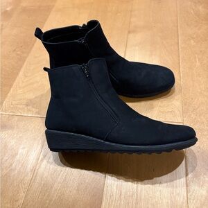 The Flexx wedge suede booties ankle boots black 8 zippers